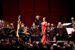 Noord Nederlands Orkest spettert, schittert en schettert bij Nieuwjaarsconcert | recensie
