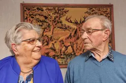 Pier (93) en Martje (90) vieren platina huwelijk: ‘We hebben een huis, zullen we trouwen?’