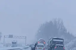 Jessica stond twee uur vast op de A32 en reed via vluchtstrook in tegengestelde richting terug. ‘Het was doodeng’