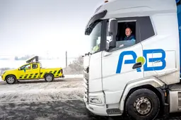 Vrachtwagenchauffeurs André (54) en Sander (38) stonden urenlang in de file op de A32 tussen Akkrum en Grou