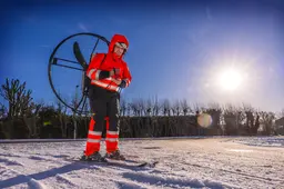 Sjoerd (29) skiet door Arum met paramotor op z’n rug en gaat viraal. ‘Machtich, in bytsje fun’