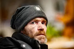 Sebastiaan (50) slaapt al een jaar in Leeuwarder Bos, ook in de vrieskou. ‘Ik houd me altijd warm’