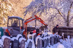 Dikke sneeuwdeken op dodenakkers maakt begraven extra lastig
