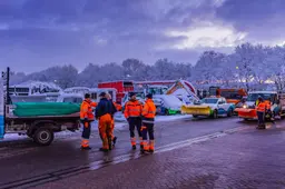 Als Koning Winter zich roert, stroopt in Joure een legertje sneeuwruimers de mouwen op. ‘It klokje rûn, machtich wurk’