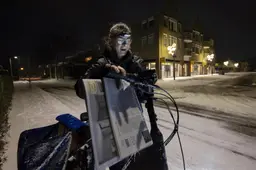 Britt (48) bezorgt door dik pak sneeuw de Leeuwarder Courant in Stiens: ‘Ik val met mijn neus in de boter’