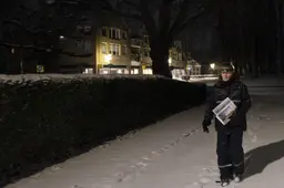 Krantenbezorging verstoord door sneeuwval: meerdere bezorgers met beenbreuken, compensatie voor niet ontvangen krant