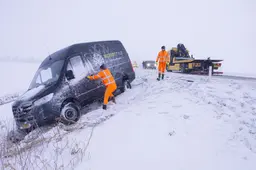 Aan boord bij berger Jeroen wordt de impact van code oranje duidelijk. ‘Ik koe allinnich mar tinke: shit, myn auto!’