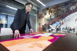 Aan het nieuwe staatsieportret van Willem-Alexander, ontworpen in Dokkum, kun je voelen. ‘Ik kón dit gewoon niet laten liggen’