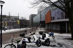 Leeuwarden gaat deelscooters groeperen om overlast te beteugelen