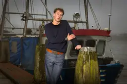 Wie was de Makkumer visser Ynze Blom? Plaatsgenoot Jaap brengt zijn trui uit 1905 op de markt
