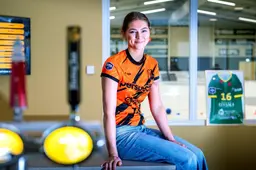 In het shirt van de tegenstander keert Femke Faber uit Wijnjewoude terug op vertrouwde korfbalgrond