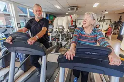 Op de roeimachines van Hèt Sportcentrum in Oldeberkoop werd Femmy (79) verliefd op André (77). ‘Thuis zat ik alleen met een kwaaie kop’