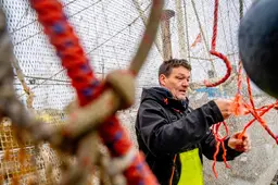 Garnalenvisser Bouke (53) uit Workum trotseert de harde Waddenzee. ‘Op zee ben je maar een dopje’