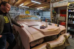 Een roze, roestige, ronkende slee: Teunis uit Drachten brengt Chevrolet uit ‘Flodder’ terug in filmstaat. ‘Goor dus’