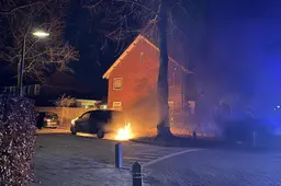 Politie ontvangt tips na video van autobrand in Leeuwarder wijk Huizum