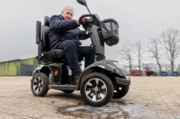 Driftende scootmobiel-opa Klaas (80) is een hit op sociale media. ‘Nog altijd mooi als het een beetje glijdt en doet’