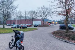 Hier komen het nieuwe sportcentrum en zwembad van Oosterwolde. ‘Zolang wij maar geen dakloze zwemmers worden’