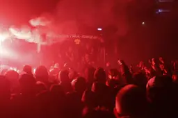 Bekijk hier de beelden: spelersbus SC Cambuur groots onthaald na zege op titelconcurrent ADO Den Haag