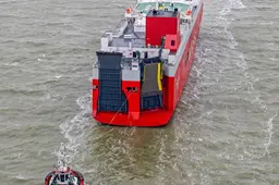 Scheur in brandstofleiding veroorzaakte brand op Thames Highway. Autotransportschip verplicht aan de kade in Emden