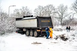 Vrachtwagen met strooizout glijdt uit bij Donkerbroek. ‘Op de binnenwegen is het niet te doen’