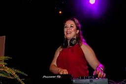 Wietske uit Sneek leeft en beleeft als DJ LoveFern haar liefde voor muziek en dans. ‘In ‘Dûnsje’ combineer ik Afrobeats met het Frysk’