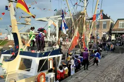 Zwarte pieten vieren hoogtij in Stavoren. Voor de aankomst was geen vergunning verleend