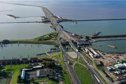 De Afsluitdijk krijgt nieuwe, tijdelijke fietsbruggen, maar bij storm worden ze weggehaald