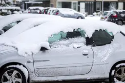 Zo hoog zijn de boetes als je toch de weg op gaat met een besneeuwde auto