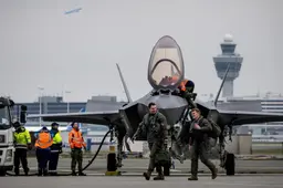 Vier Leeuwarder F-35’s landen op Schiphol tussen de Boeings. ‘Wij zijn een geoliede machine’