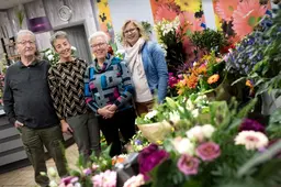 Herman (77) en Hanneke (73) sluiten na 52 jaar hun Bloemenmagazijn Suurmeijer in Joure: ‘We gaan de reuring missen’