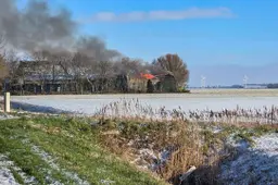 Brand in loods Tzummarum, brandweer schaalt op naar ‘zeer grote brand’