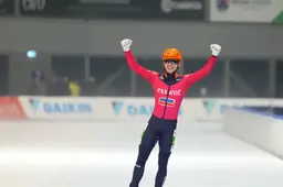 Voor marathonschaatser Harm Visser is het zeventig rondes lang genieten op het kunstijs in Alkmaar. ‘Wa hie dit ferwachte, hé?’