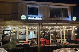 Stamppot, André Hazes uit de speaker en wc’s als in een voetbalkantine: bij Stamp &amp; Stoof in Sleen kan het niet Hollandser