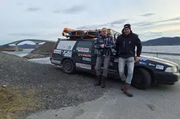 Ronald (42) uit Jistrum doet met zijn oude Volvo mee aan de Barrelchallenge: ‘Met borrelplank op het dashboard starten’