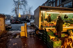 Ondanks code oranje staan deze marktlui toch op het Zaailand in Leeuwarden. ‘Anders moet ik mijn spinazie weggooien’