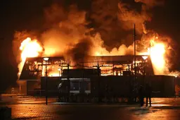 Jongeren steken vuurwerk af in sporthal Bedum: ‘Mooi man! Het dak gaat er zo af’. Het pand brandt tot de grond toe af