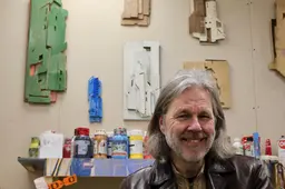 Martin maakt kunst met vondsten uit een verlaten huis in Leeuwarden. ‘Je kunt het zo gek niet bedenken of ik kan er wel wat mee’