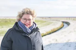 Langstzittende raadsgriffier van Nederland werkt op Ameland. ‘Niet iedereen zat op mij te wachten’