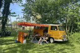 Kleine camping is helemaal hot, maar kampeerder ergert zich ook. ’Je kijkt soms tegen een witte muur van campers aan’