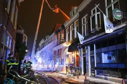 Zeer grote brand in centrum Leeuwarden, gevels op instorten