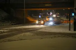 Groot materieel staat klaar om sneeuwduinen weg te schuiven. ‘Geleerd van maandag’