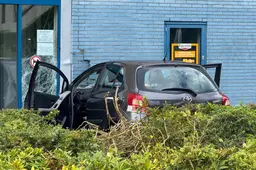 Boete voor man (52) die met auto van ouders tegen gevel van apotheek in Leeuwarden botste. ‘Niet met opzet’