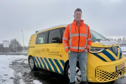 Strooichef Raymon uit Dokkum zit tot over zijn oren in de Friese sneeuw: ‘Straks nog even pekelwater mengen’