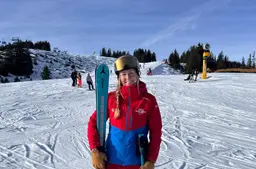 Van Burgum naar de top van de piste: Maaike (35) overwint knieblessure en haalt het hoogste skilerarendiploma