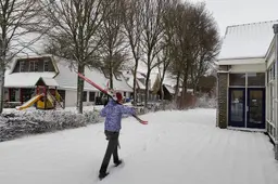 Ski’s met schoenen meteen uitverkocht op Schiermonnikoog. ‘Mensen komen er speciaal voor naar onze kringloopwinkel’