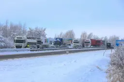 Na A32 is ook de N7 bij Sneek deels dicht, ook hier problemen voor vrachtwagens in aquaduct