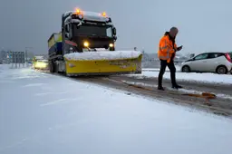 Rijkswaterstaat gooit snelweg A32 dicht, vrachtwagens zitten klem in aquaducten bij Akkrum en Grou