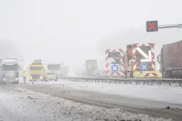 Na sneeuw en ijzel is het tijd om gaten op te vullen in deze Friese wegen: ‘Veel automobilisten bellen ons al’