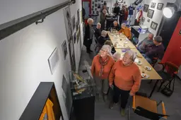 Na 40 jaar in een Groningse garage is de fierljepstok van Abe Lenstra weer terug in Heerenveen: ‘Hy heart hjir’