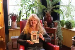 Linda (63) uit Stroobos schrijft achtste roman: ‘Humor maakt zaken luchtiger’